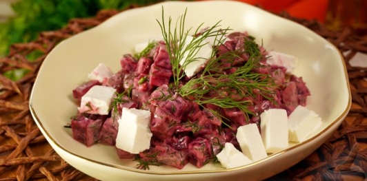 Салат из свёклы с маринованными огурцами и фетой