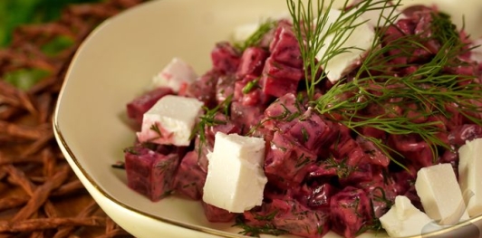 Салат из свёклы с маринованными огурцами и фетой
