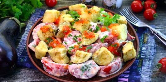 Салат из жареных баклажанов с помидорами