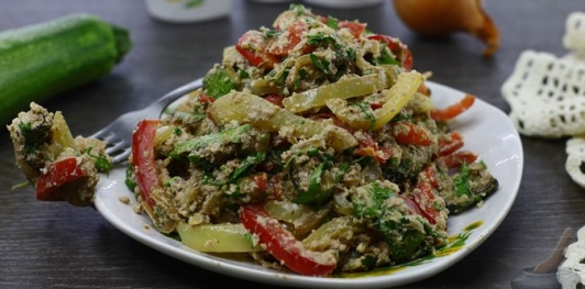 Салат из жареных кабачков с грецкими орехами