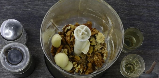 Салат из жареных кабачков с грецкими орехами