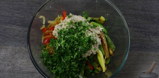 Салат из жареных кабачков с грецкими орехами