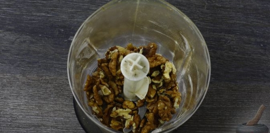 Салат из жареных кабачков с грецкими орехами