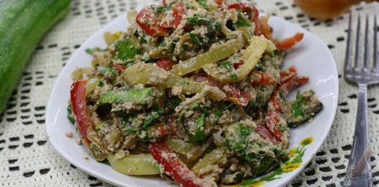 Салат из жареных кабачков с грецкими орехами