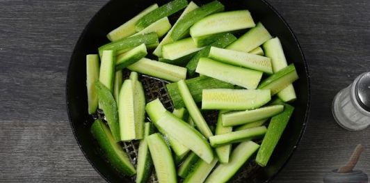 Салат из жареных кабачков с грецкими орехами