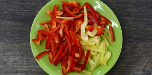 Салат из жареных кабачков с грецкими орехами
