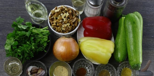 Салат из жареных кабачков с грецкими орехами