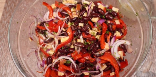Салат с фасолью, копчёным сыром и запечённым перцем