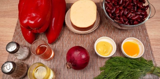 Салат с фасолью, копчёным сыром и запечённым перцем