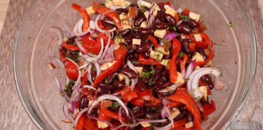 Салат с фасолью, копчёным сыром и запечённым перцем