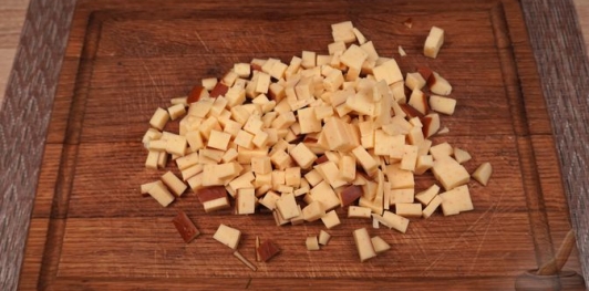 Салат с фасолью, копчёным сыром и запечённым перцем