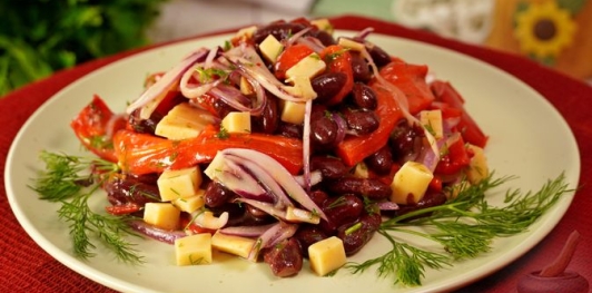 Салат с фасолью, копчёным сыром и запечённым перцем