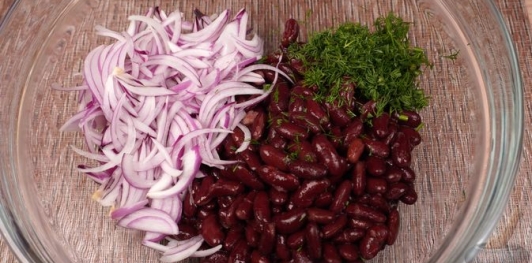 Салат с фасолью, копчёным сыром и запечённым перцем