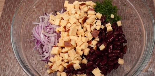 Салат с фасолью, копчёным сыром и запечённым перцем