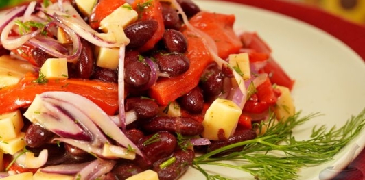 Салат с фасолью, копчёным сыром и запечённым перцем