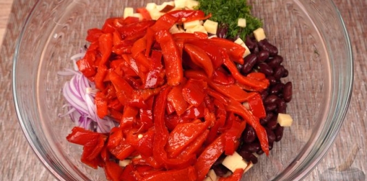 Салат с фасолью, копчёным сыром и запечённым перцем