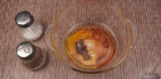 Салат с фасолью, копчёным сыром и запечённым перцем