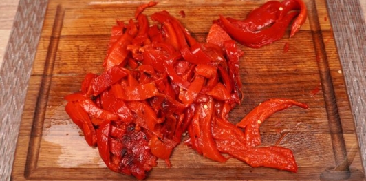 Салат с фасолью, копчёным сыром и запечённым перцем