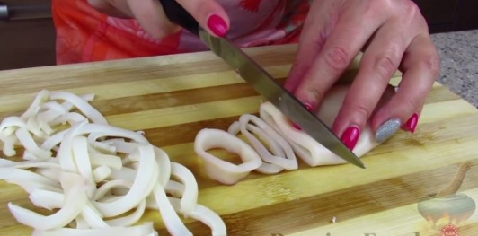 Салат с кальмарами