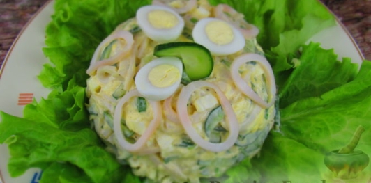 Салат с кальмарами