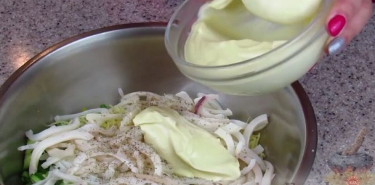 Салат с кальмарами