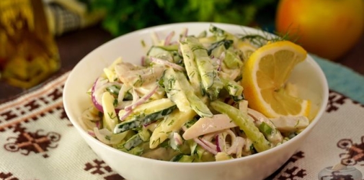 Салат с кальмарами, яблоком и огурцом