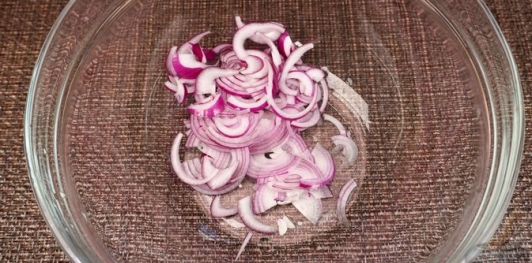 Салат с кальмарами, яблоком и огурцом