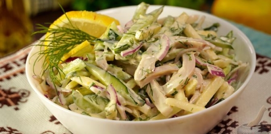Салат с кальмарами, яблоком и огурцом