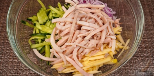 Салат с кальмарами, яблоком и огурцом