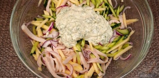 Салат с кальмарами, яблоком и огурцом