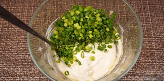 Салат с кальмарами, яблоком и огурцом