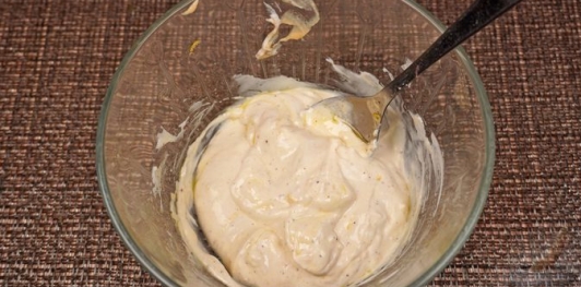 Салат с кальмарами, яблоком и огурцом
