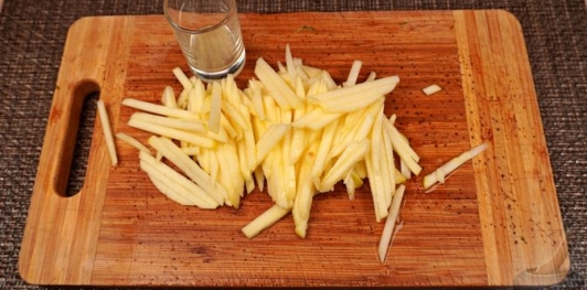 Салат с кальмарами, яблоком и огурцом