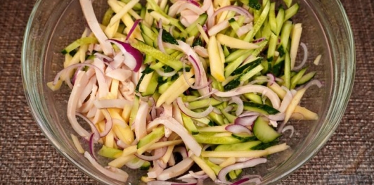 Салат с кальмарами, яблоком и огурцом