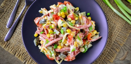 Салат с колбасой, кукурузой, сыром, помидорами и солёным огурцом
