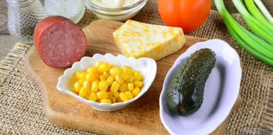 Салат с колбасой, кукурузой, сыром, помидорами и солёным огурцом