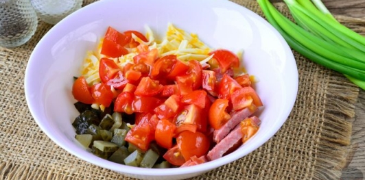 Салат с колбасой, кукурузой, сыром, помидорами и солёным огурцом