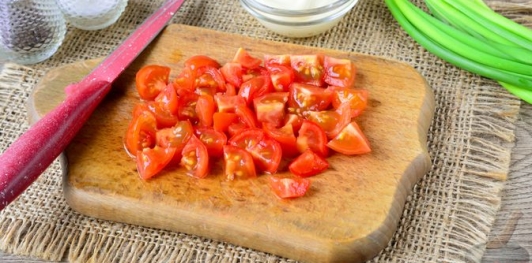 Салат с колбасой, кукурузой, сыром, помидорами и солёным огурцом