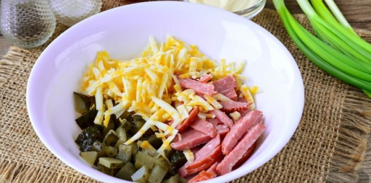 Салат с колбасой, кукурузой, сыром, помидорами и солёным огурцом
