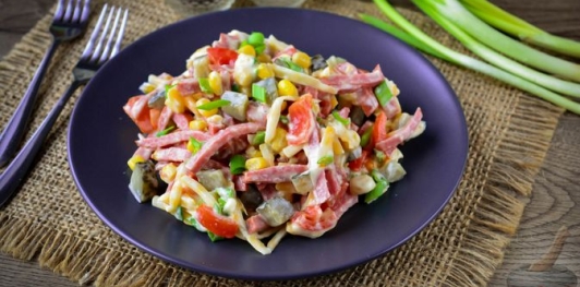 Салат с колбасой, кукурузой, сыром, помидорами и солёным огурцом