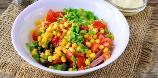 Салат с колбасой, кукурузой, сыром, помидорами и солёным огурцом