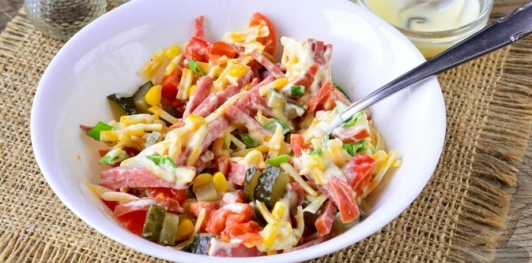 Салат с колбасой, кукурузой, сыром, помидорами и солёным огурцом