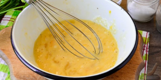 Салат с колбасой, морковью, сыром и яичными блинчиками