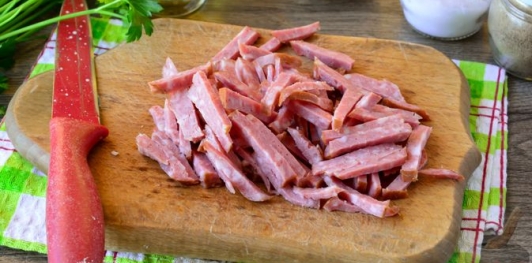 Салат с колбасой, морковью, сыром и яичными блинчиками