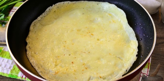 Салат с колбасой, морковью, сыром и яичными блинчиками