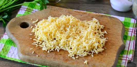 Салат с колбасой, морковью, сыром и яичными блинчиками