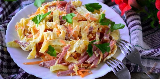 Салат с колбасой, морковью, сыром и яичными блинчиками