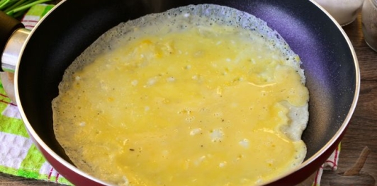 Салат с колбасой, морковью, сыром и яичными блинчиками