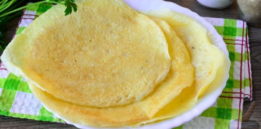 Салат с колбасой, морковью, сыром и яичными блинчиками
