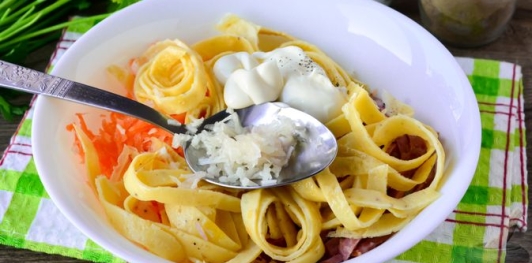 Салат с колбасой, морковью, сыром и яичными блинчиками